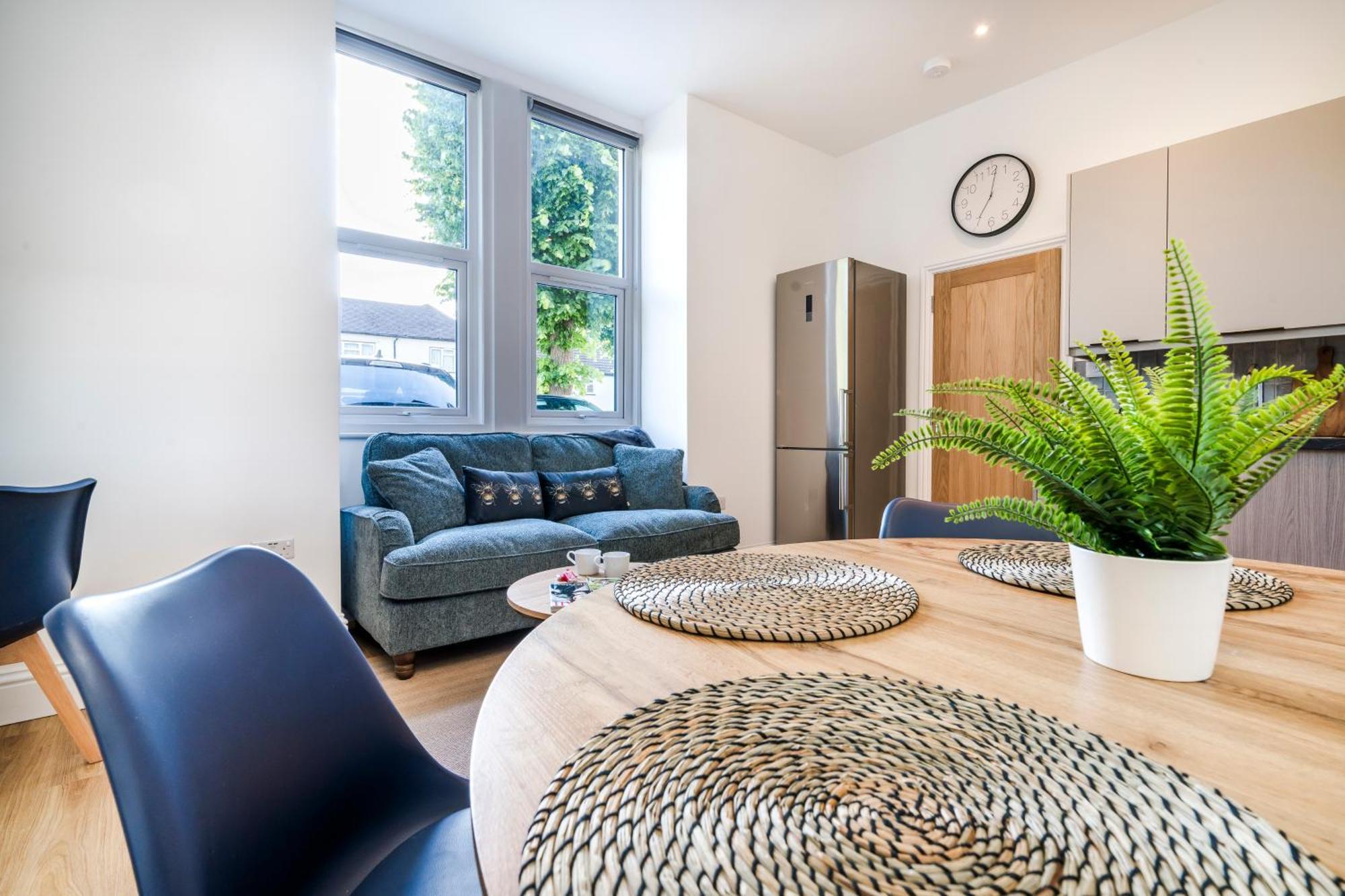 Cozy 2 Bedroom Apartment In Sutton Сътън Екстериор снимка