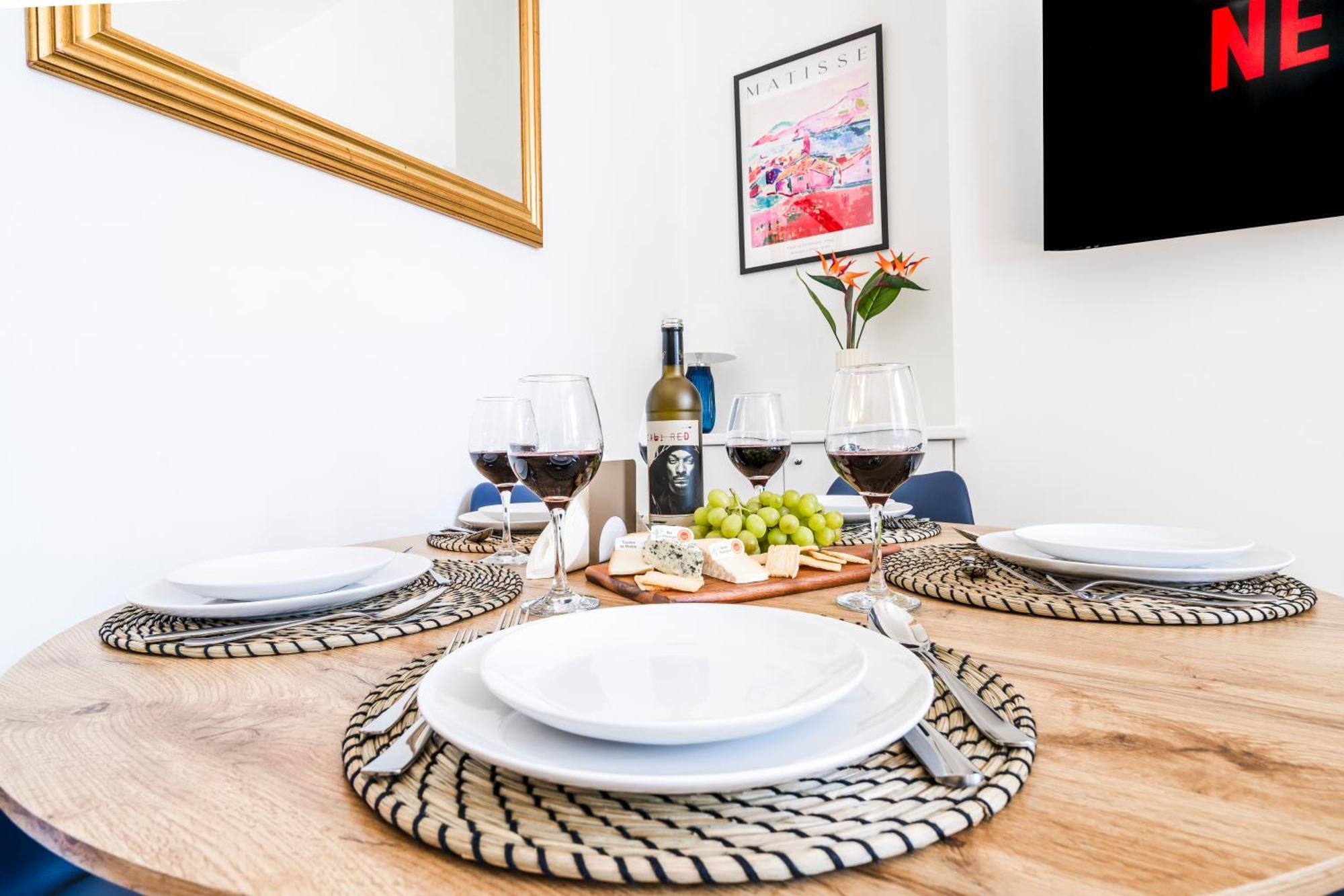 Cozy 2 Bedroom Apartment In Sutton Сътън Екстериор снимка