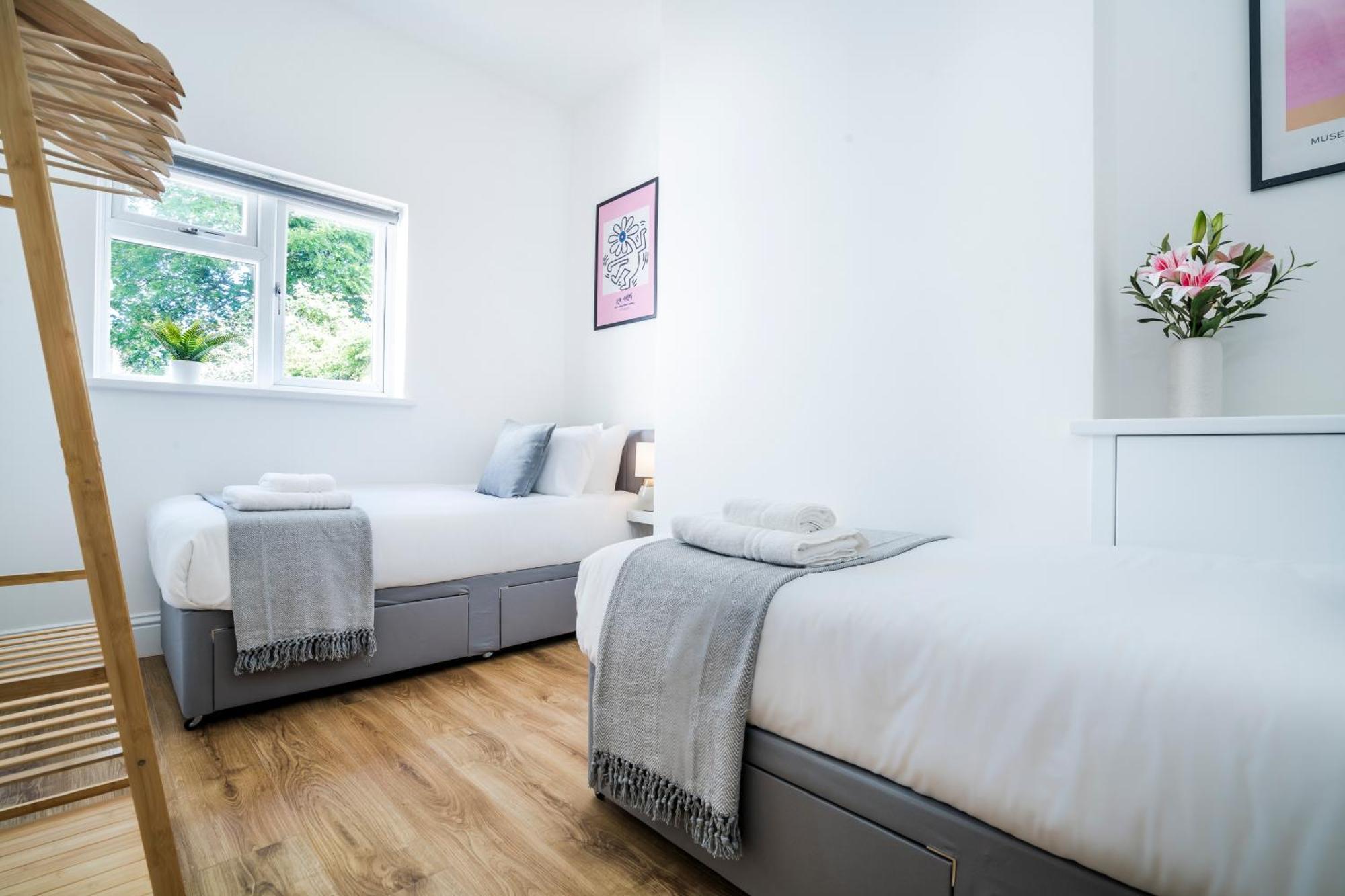Cozy 2 Bedroom Apartment In Sutton Сътън Екстериор снимка