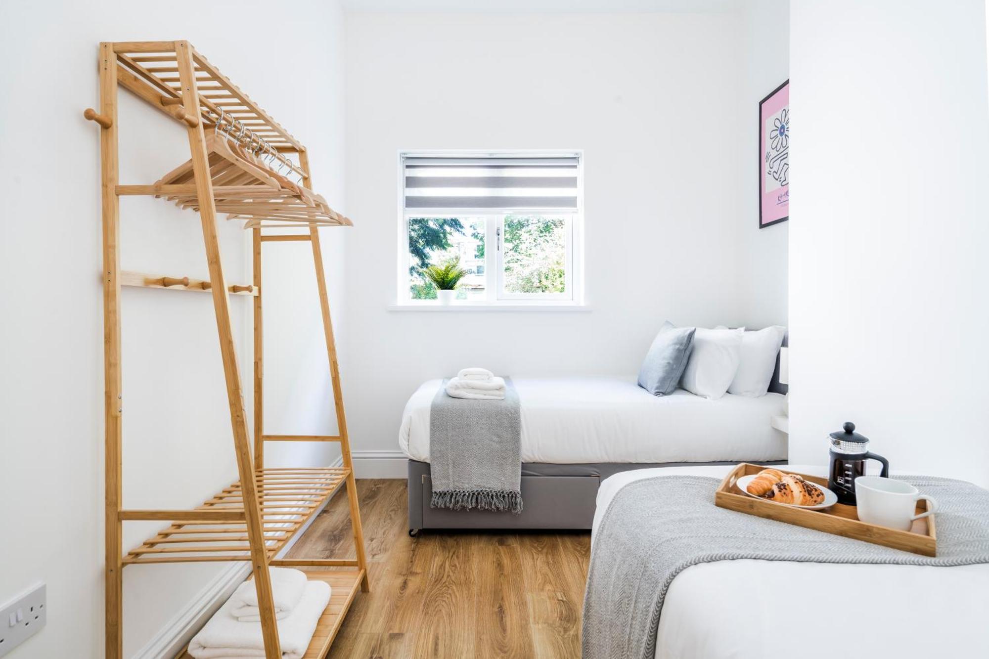 Cozy 2 Bedroom Apartment In Sutton Сътън Екстериор снимка
