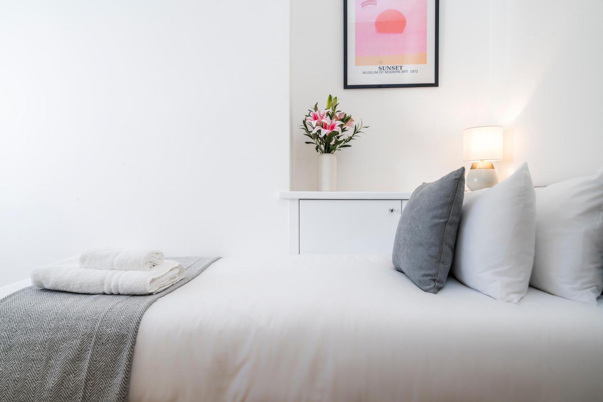 Cozy 2 Bedroom Apartment In Sutton Сътън Екстериор снимка