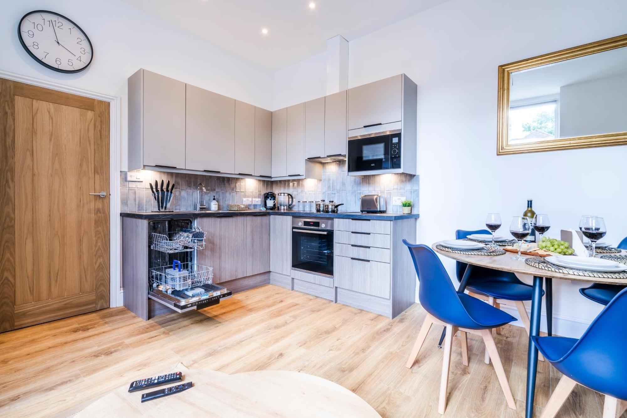Cozy 2 Bedroom Apartment In Sutton Сътън Екстериор снимка