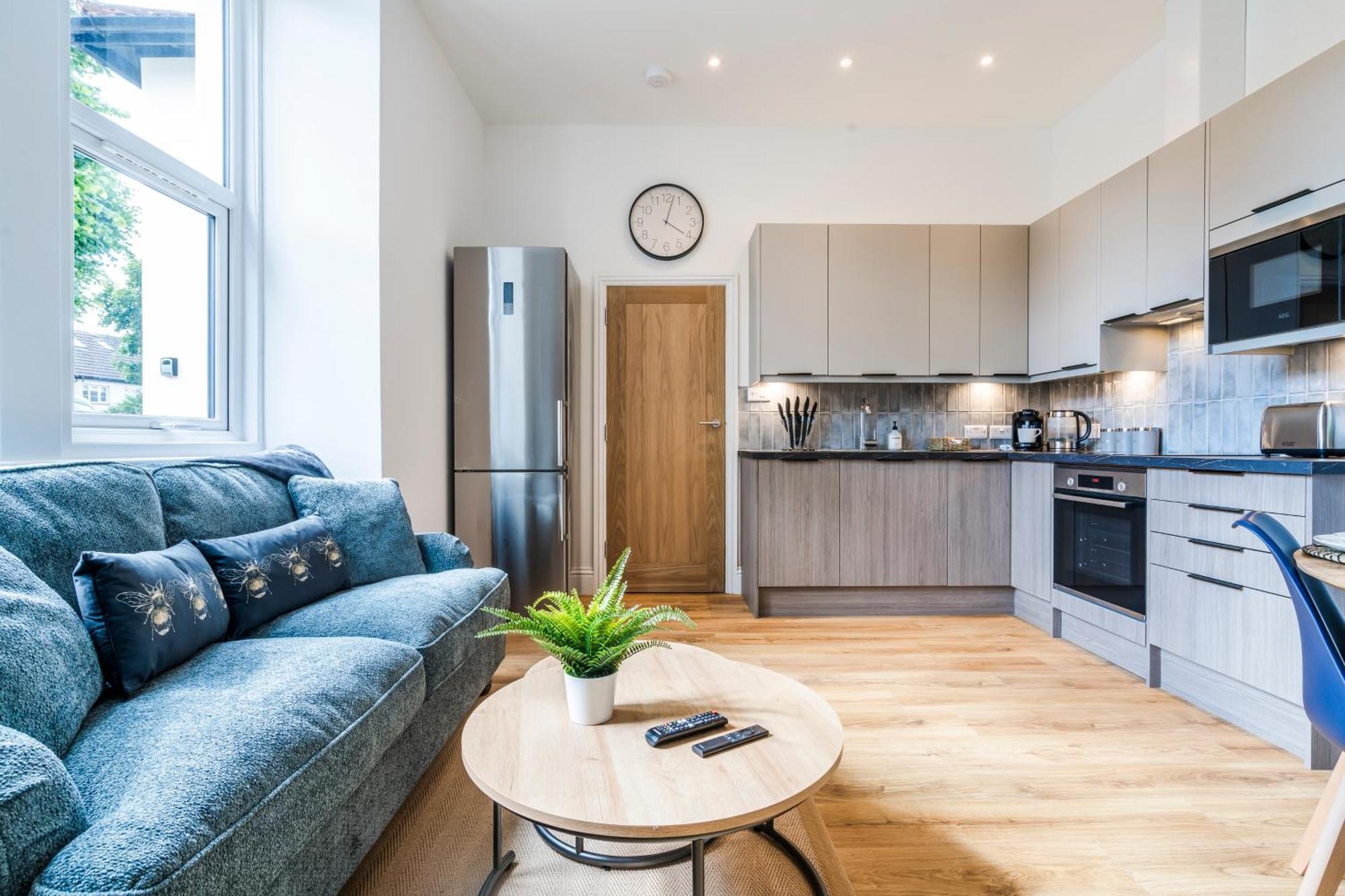 Cozy 2 Bedroom Apartment In Sutton Сътън Екстериор снимка