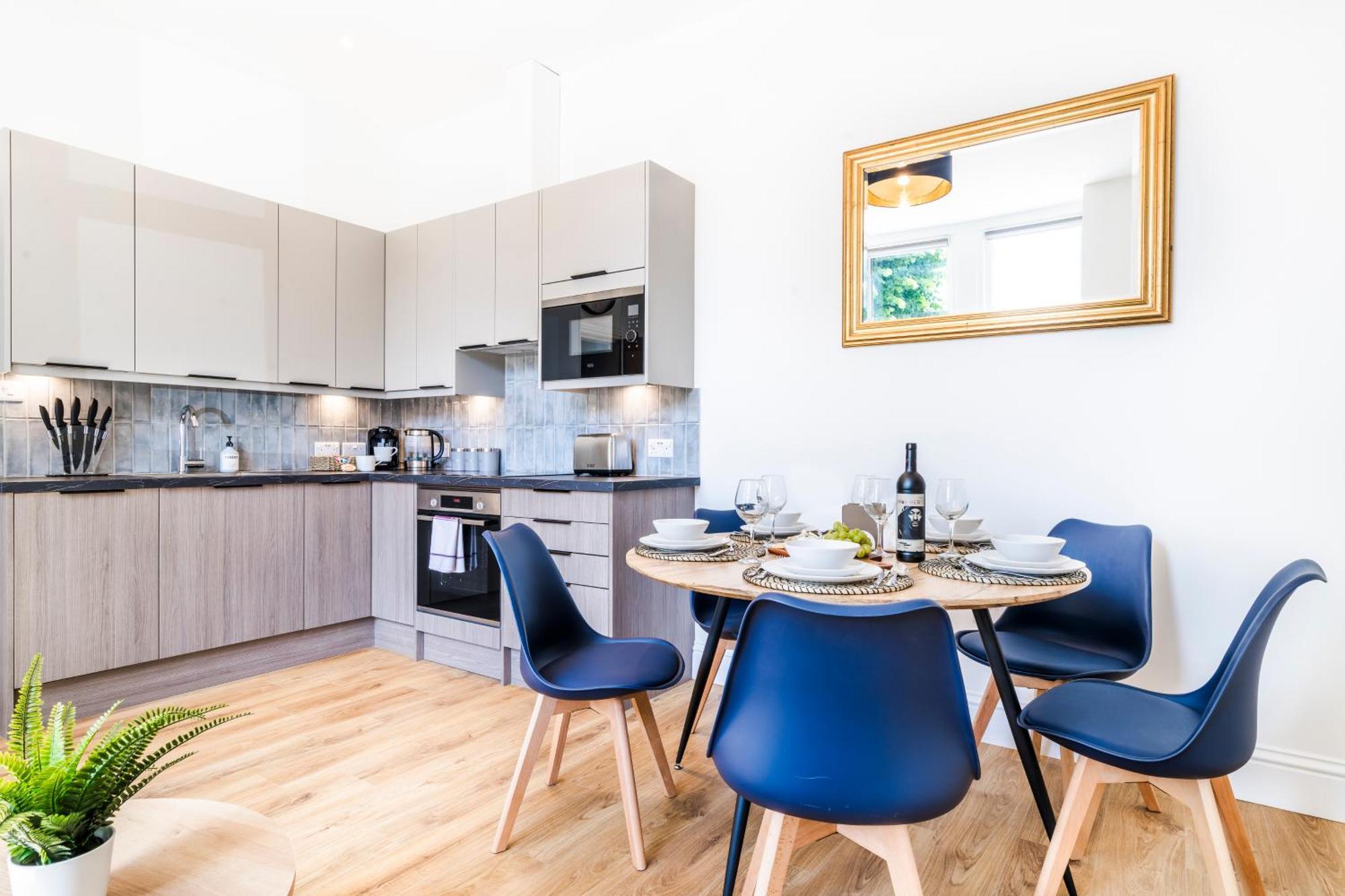 Cozy 2 Bedroom Apartment In Sutton Сътън Екстериор снимка