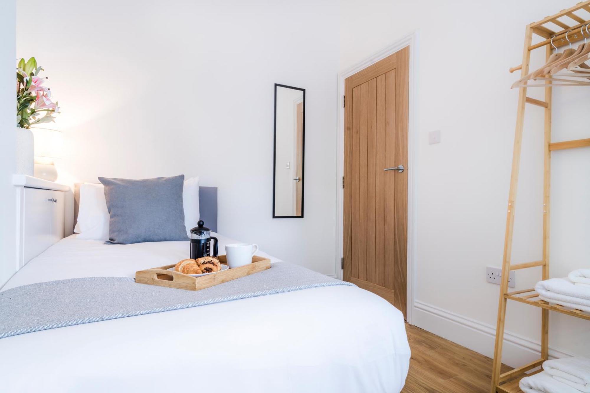 Cozy 2 Bedroom Apartment In Sutton Сътън Екстериор снимка